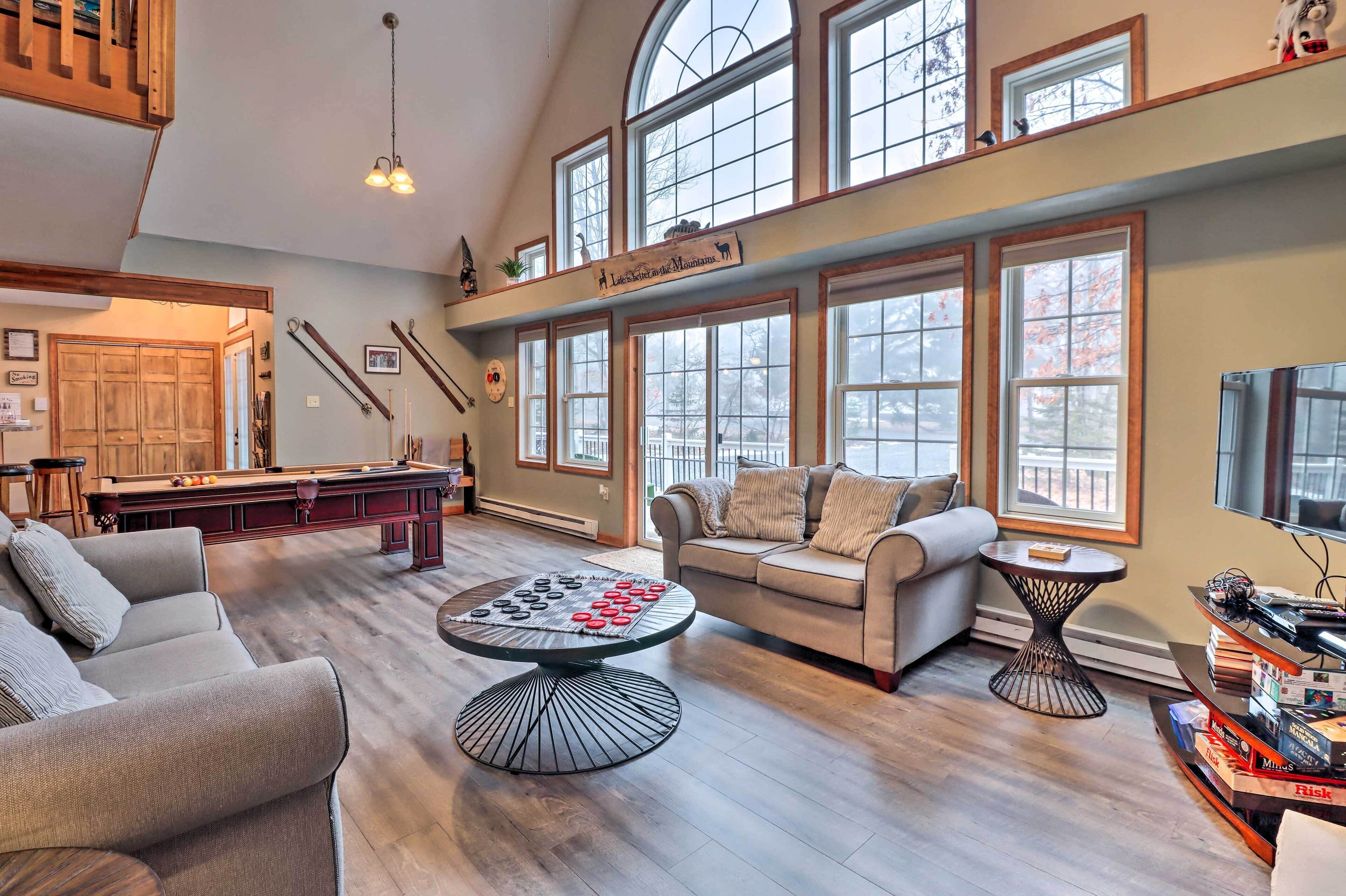 Family Home w/ Hot Tub, Close to Lake!