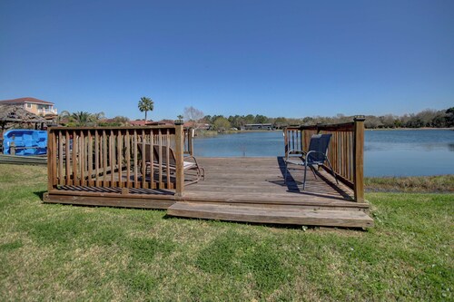 8 Mi to Kemah Boardwalk: Texas Gulf Home w/ Patio