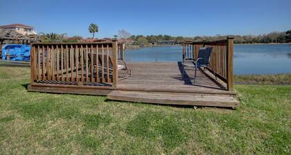 8 Mi to Kemah Boardwalk: Texas Gulf Home w/ Patio