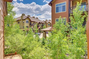 A residential area with multi-story buildings, a parking lot, and lush greenery. - Downtown Winter Park Townhouse 3 Mi to Ski Resort! (Winter Park)