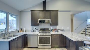 House (5 Bedrooms) | Interior