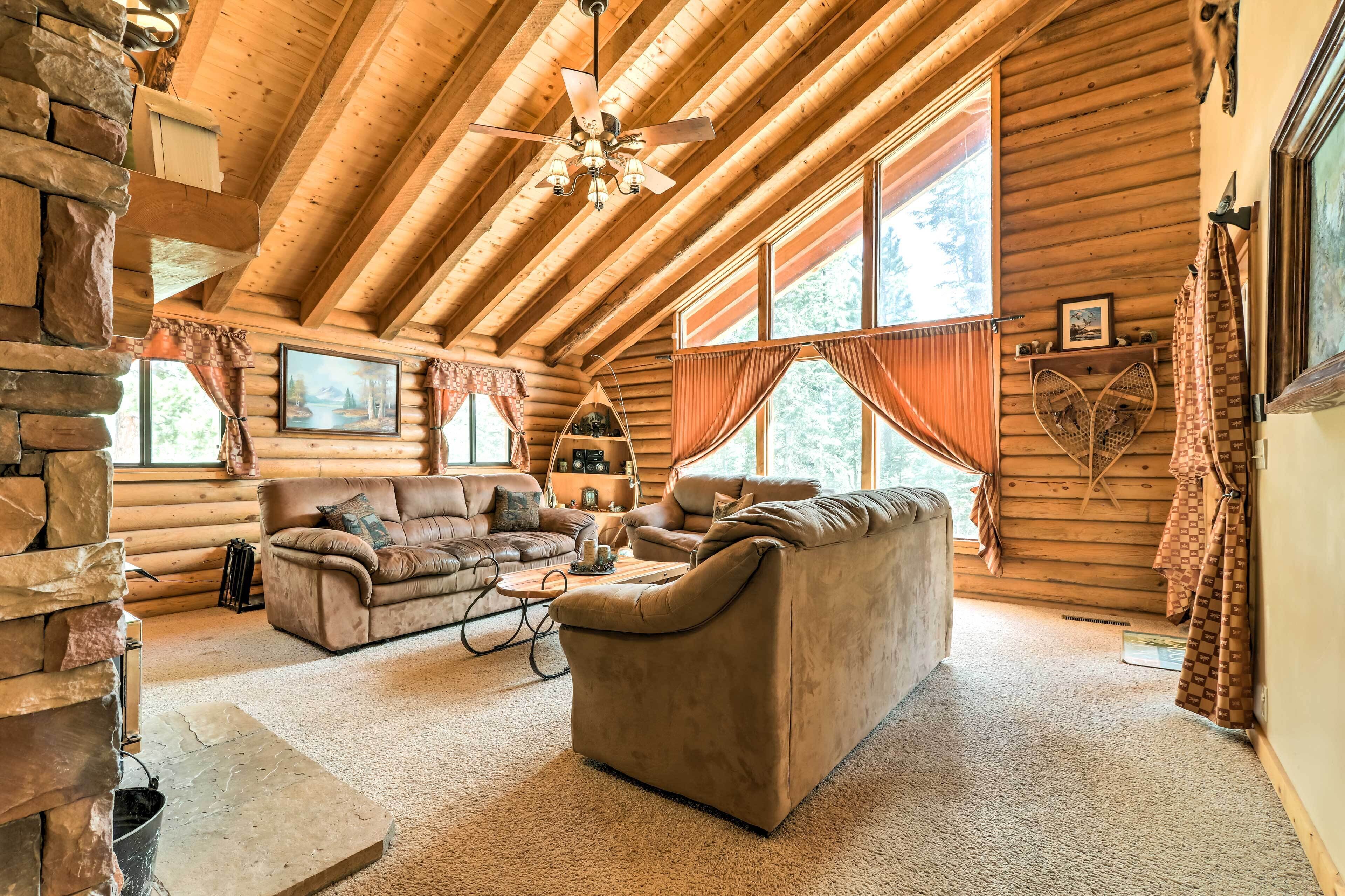 Cozy Utah Cabin w/ Pool Table, Deck & Fire Pit!