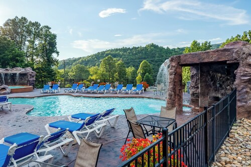 Gatlinburg Mountain Cabin: 4 Mi to National Park!