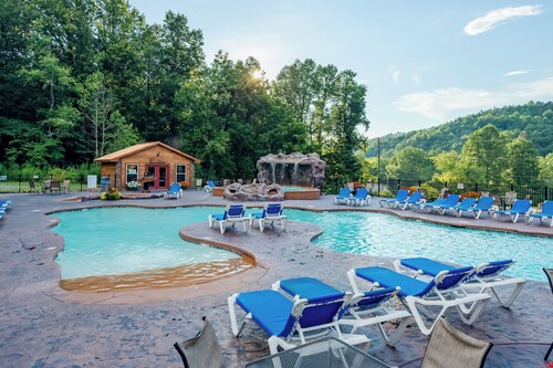 Gatlinburg Mountain Cabin: 4 Mi to National Park!