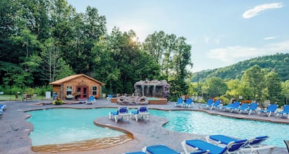 Gatlinburg Mountain Cabin: 4 Mi to National Park!