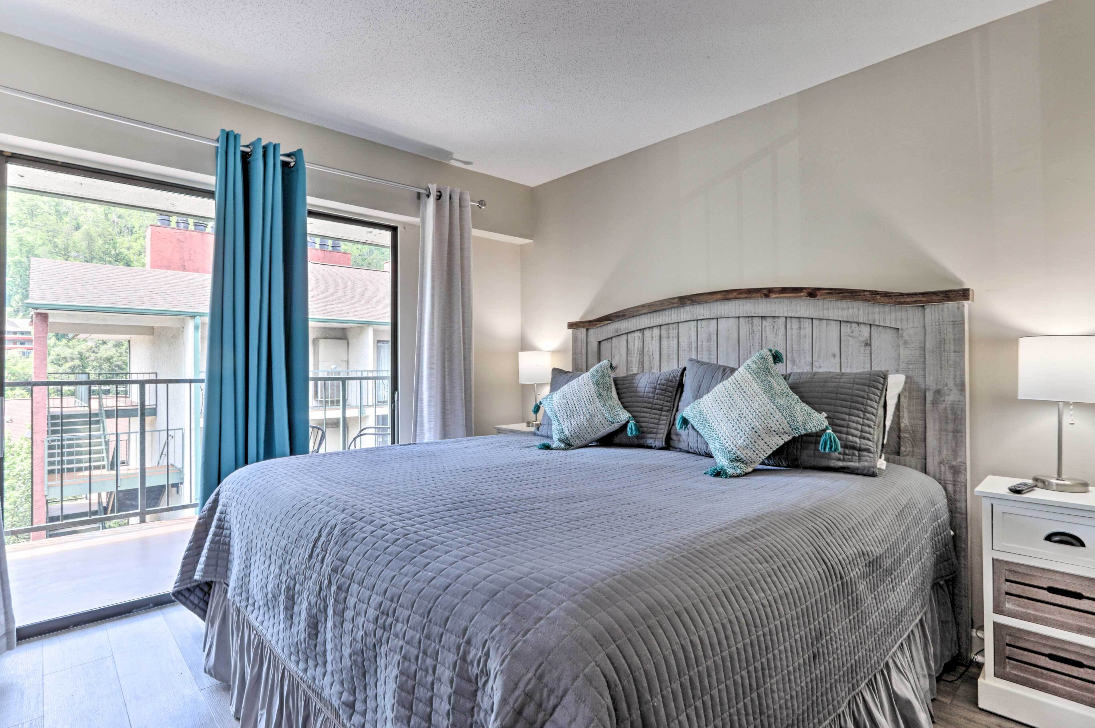 Gatlinburg Condo w/ Pool Access - Walk Dtwn!