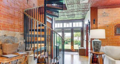 Downtown Essex Apartment - Steps to River!