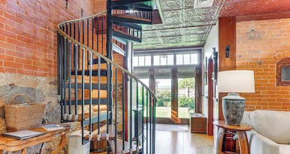 Downtown Essex Apartment - Steps to River!