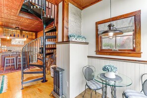 Apartment (1 Bedroom) | Interior - Downtown Essex Apartment - Steps to River! (Essex)