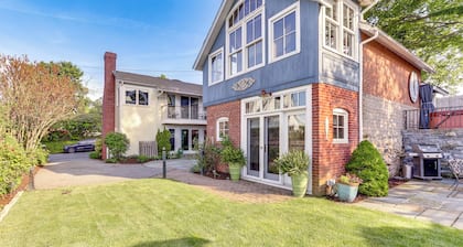 Downtown Essex Apartment - Steps to River!