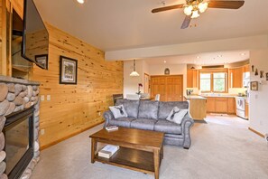 Apartment (2 Bedrooms) | Interior - 7 Mi to National Park: Grand Lake Condo w/ Deck! (Grand Lake)