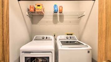 House (5 Bedrooms) | Interior