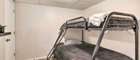 House (5 Bedrooms) | Interior