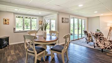 House (5 Bedrooms) | Interior