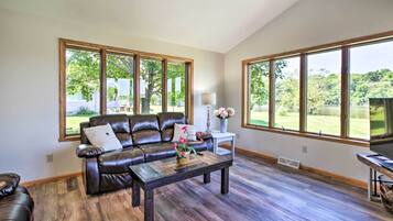 House (5 Bedrooms) | Interior