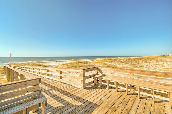 On the beach - Gulf Shores Condo w/ Resort-style Amenities! (Gulf Shores)