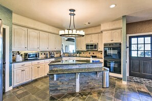 Microwave, oven, stovetop, dishwasher - La Porte House w/ Grotto Pool on 5 Acres! (La Porte)