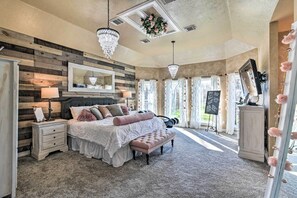 5 bedrooms, iron/ironing board, bed sheets - La Porte House w/ Grotto Pool on 5 Acres! (La Porte)