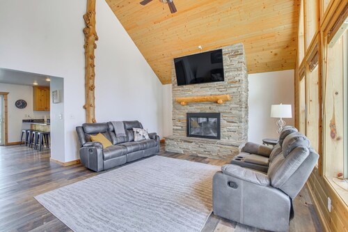 3 Mi to Bear Lake & Marina! Spacious Group Getaway