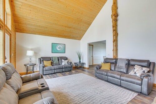 3 Mi to Bear Lake & Marina! Spacious Group Getaway