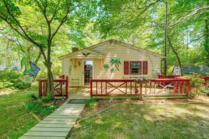 House (2 Bedrooms) | Interior - Heathsville Home w/ Sunroom < 10 Mi to Beach! (Heathsville)