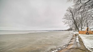 Beach - Houghton Lake Vacation Rental - Walk to Water! (Houghton Lake)