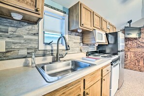 Micro-ondes, four, plaque de cuisson, serviettes en papier