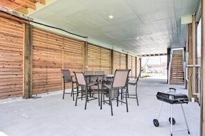 Terrace/patio - La Porte Getaway w/ Deck: Steps to Beach! (La Porte)