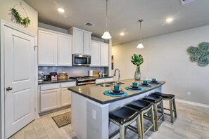 Casa (3 Bedrooms) | Cozinha privada | Micro-ondas, fogão, cooktop, lava-louças