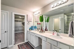 House (3 Bedrooms) | Bathroom - La Porte Getaway w/ Deck: Steps to Beach! (La Porte)