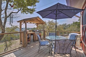Outdoor dining - Kerrville Converted Barn Tiny Home w/ Kayaks! (Kerrville)
