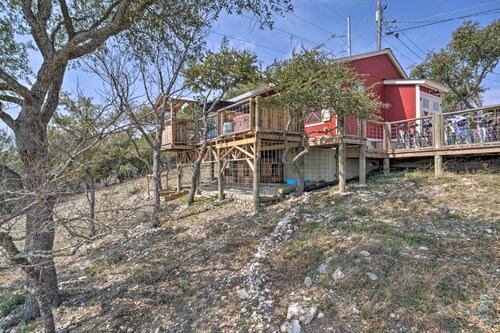 Kerrville Converted Barn Tiny Home w/ Kayaks!