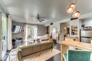 Apartment (0 Bedroom) | Interior - Near Golf: Indian Wells Studio w/ Pool Access (Indian Wells)