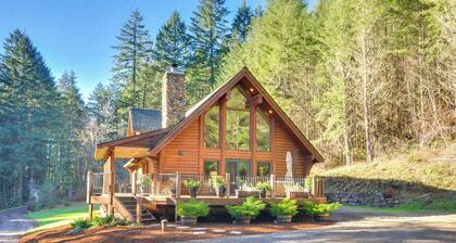 Luxe Cabin in the Woods: Walk to Lake!