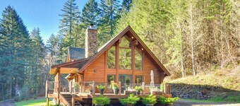 Luxe Cabin in the Woods: Walk to Lake!