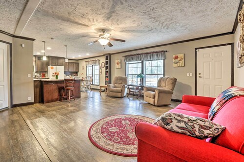 Lovely Sadieville Retreat w/ Deck & Grill!