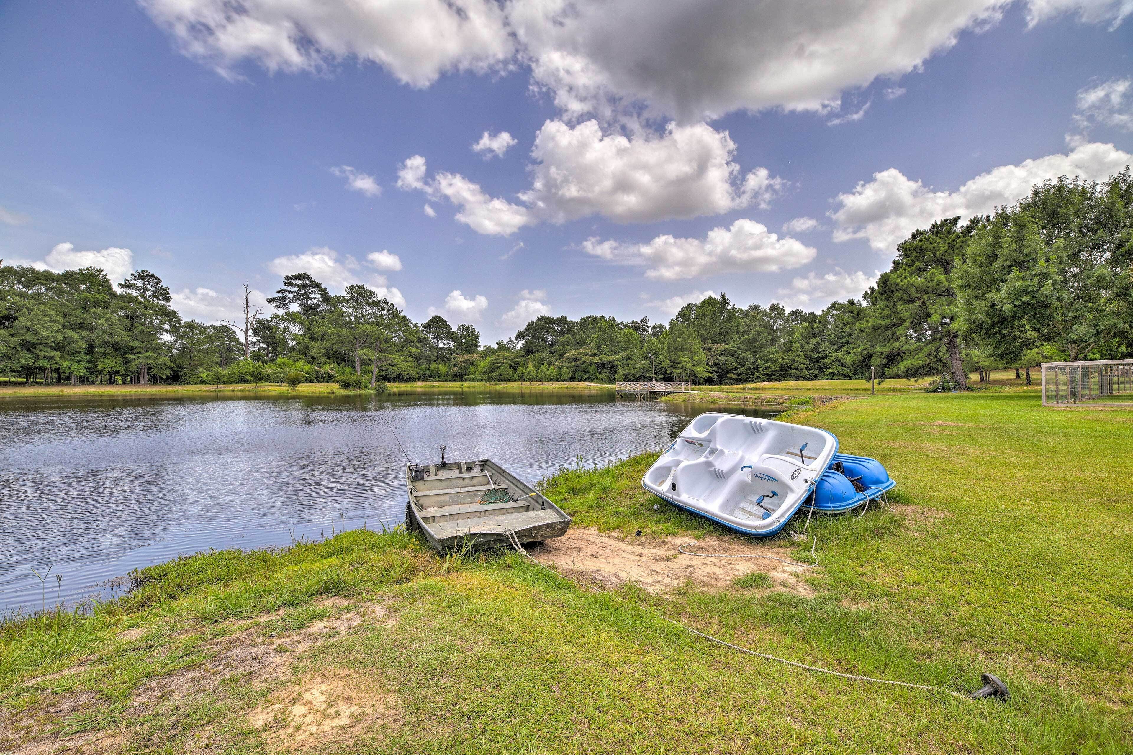 Lakefront Cabin w/ Access to 2 Paddleboats!