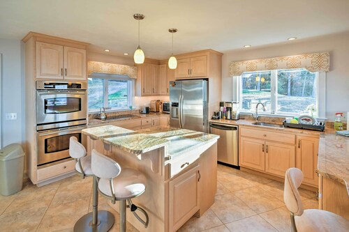 Luxurious Oceanfront Flanders Bay Home w/ Kayaks!