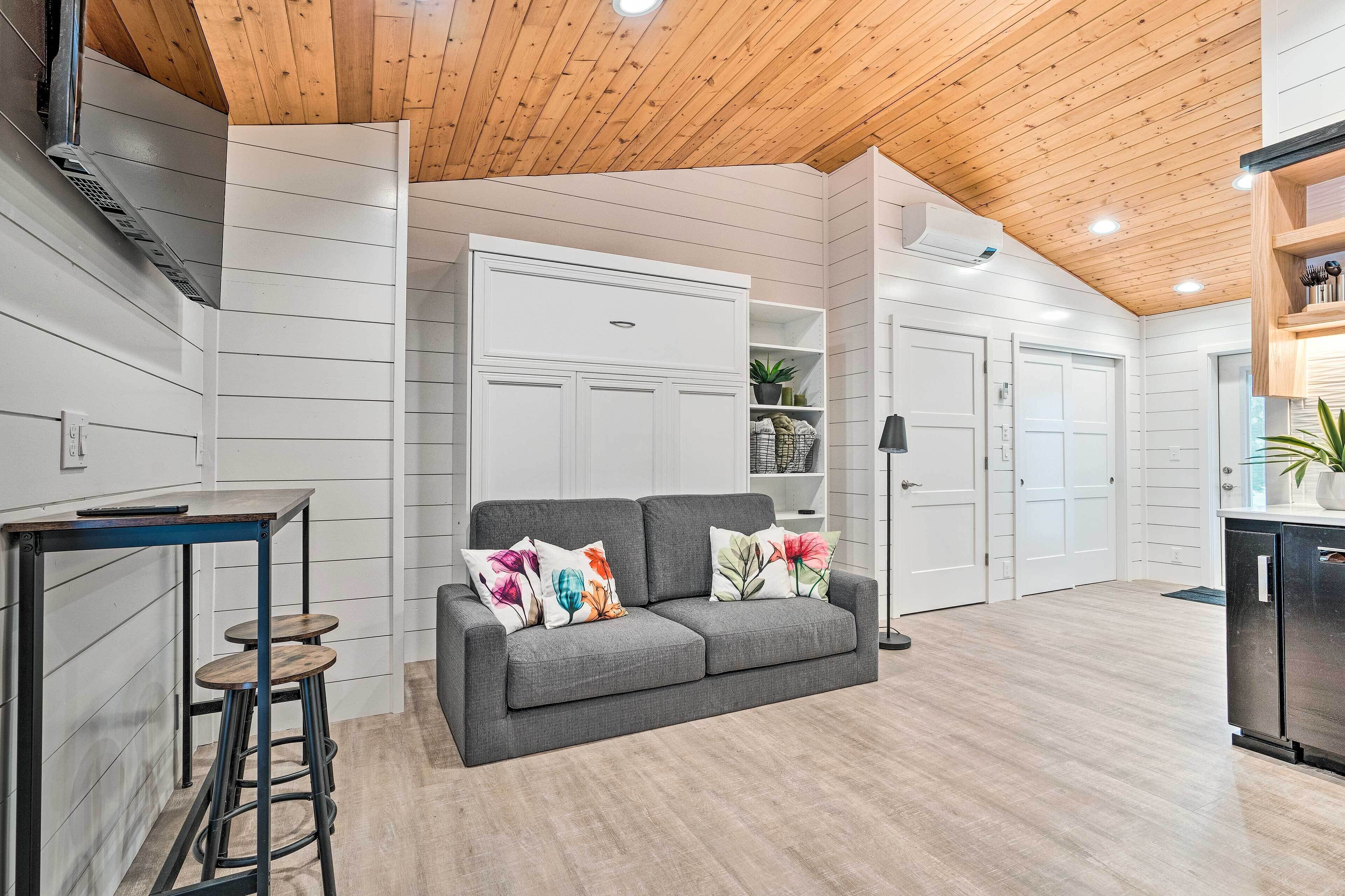 Modern East Wenatchee Studio on Working Farm!