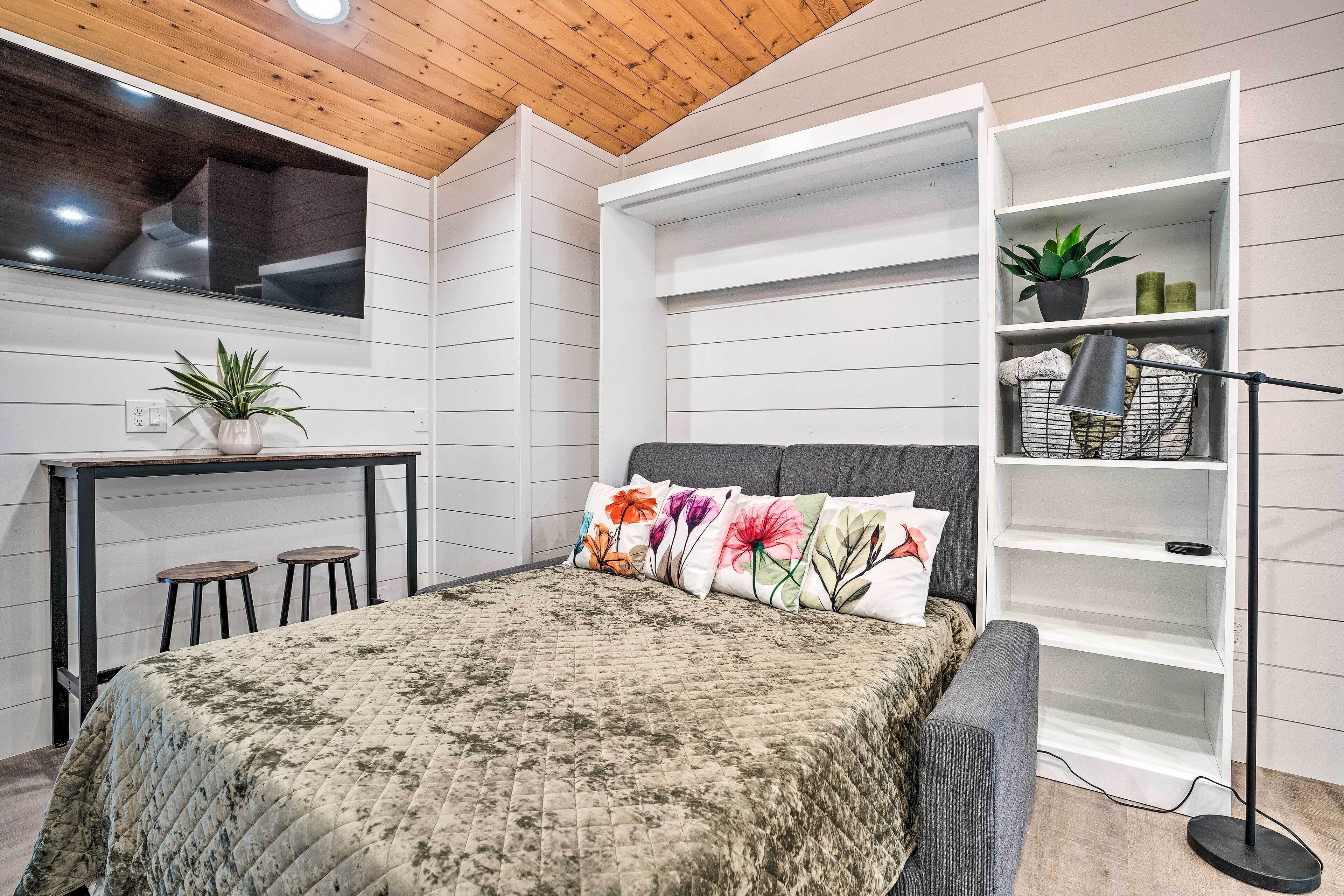 Modern East Wenatchee Studio on Working Farm!