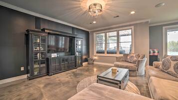 House (5 Bedrooms) | Interior