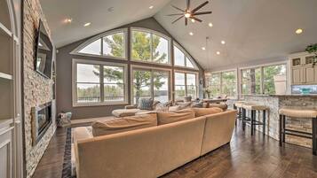 House (5 Bedrooms) | Interior