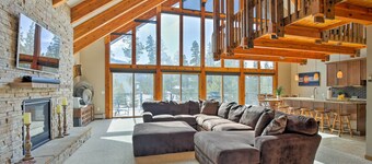 Luxurious Grand Lake Vacation Rental w/ Hot Tub!