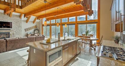 Luxurious Grand Lake Vacation Rental w/ Hot Tub!