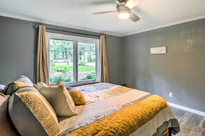 3 bedrooms, bed sheets - Malakoff Lake House - Deck, Boat Slips, & Fire Pit (Malakoff)