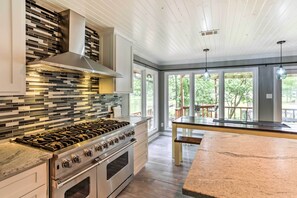 Microwave, oven, stovetop, dishwasher - Malakoff Lake House - Deck, Boat Slips, & Fire Pit (Malakoff)