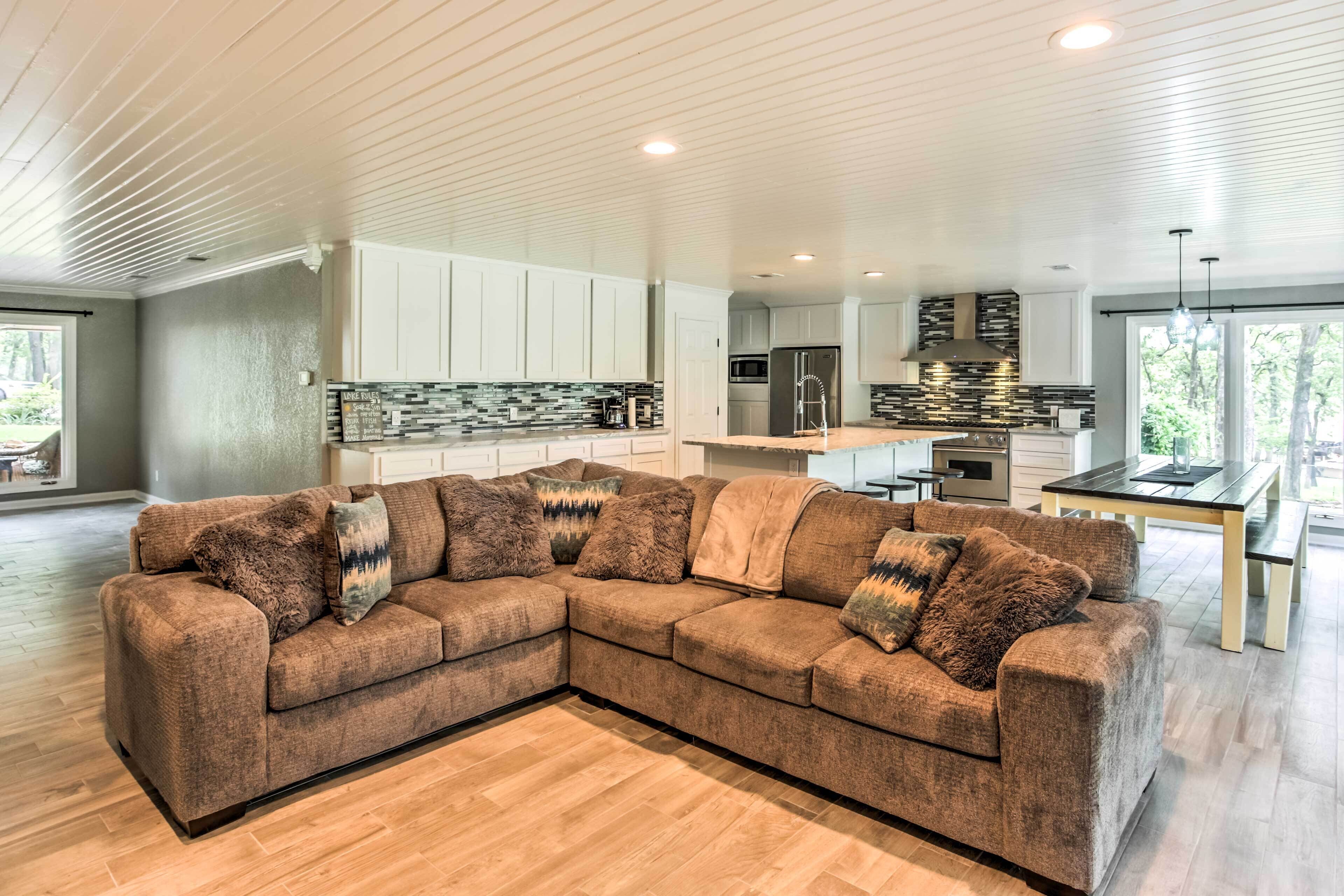 Malakoff Lake House - Deck, Boat Slips, & Fire Pit