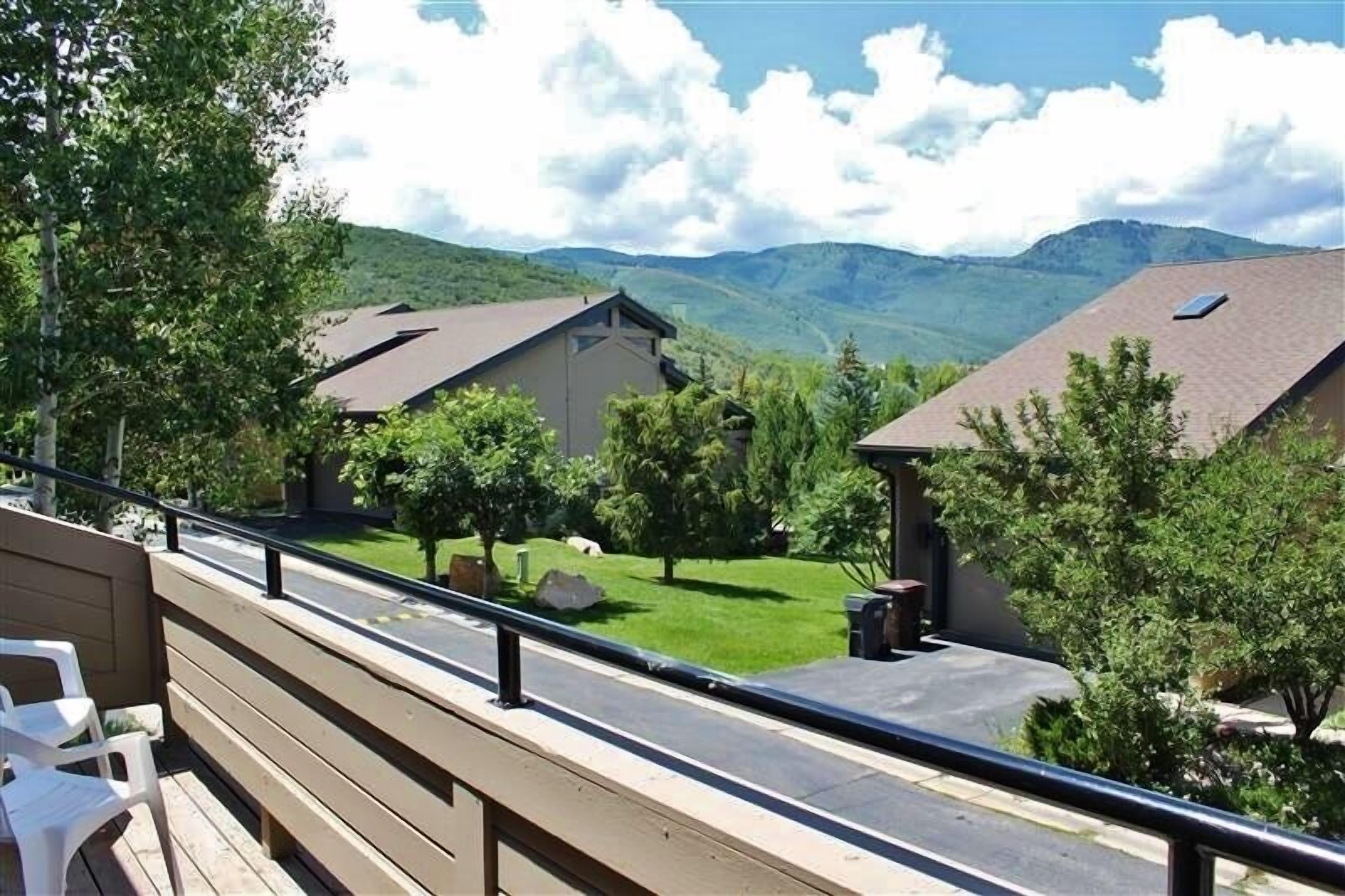 Mountain-view Retreat w/ Deck - 2 Mi to Ski Resort