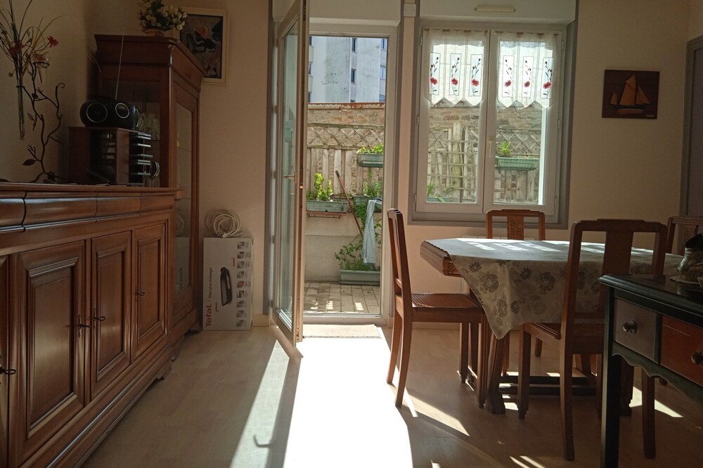 Appartement / Maison Avec sa Petite Cour, Dans une rue Calme, Proche de Tout