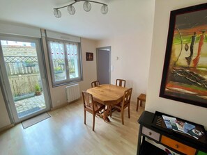 Dining - Appartement / Maison Avec sa Petite Cour, Dans une rue Calme, Proche de Tout (Concarneau)